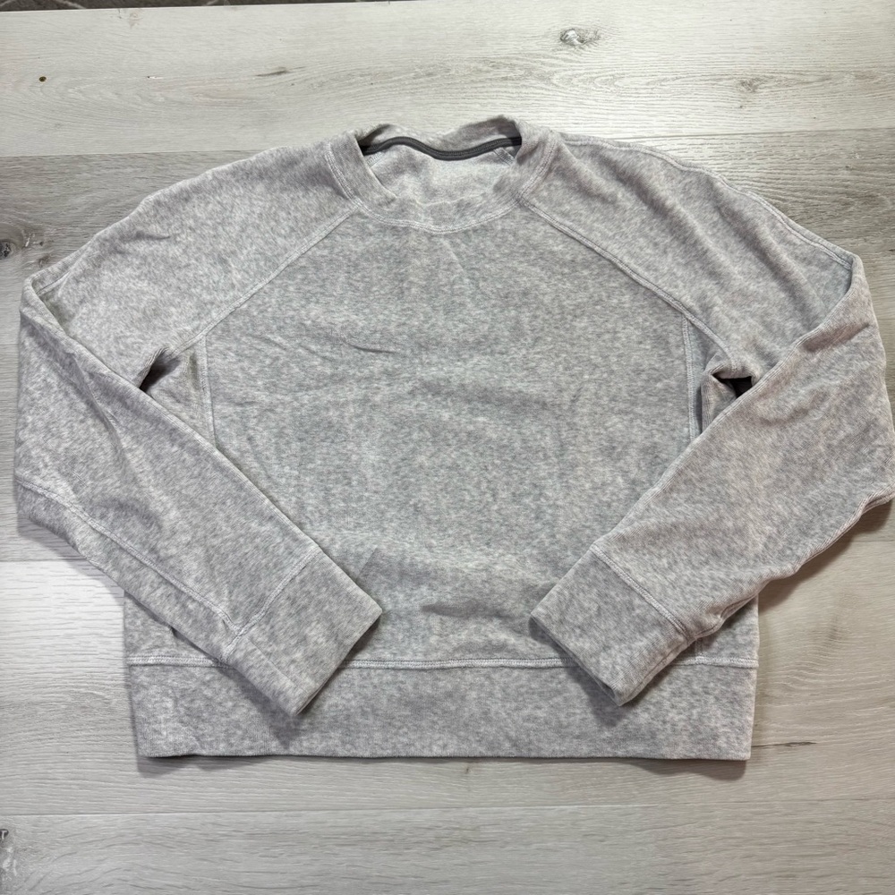 Lululemon Every Moment Crew
Heathered Core Ultra Light Grey, estimated Small
